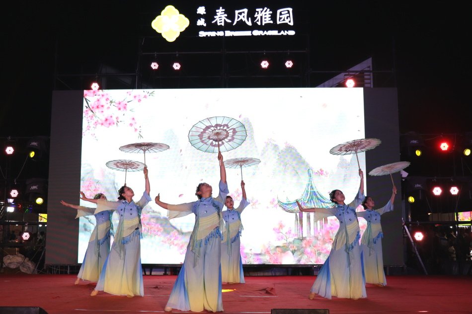 为广大群众献上一场精彩纷呈的文艺演出